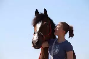 Vrouw met paard, Florian Horsefood, natuurlijke paardenvoeding