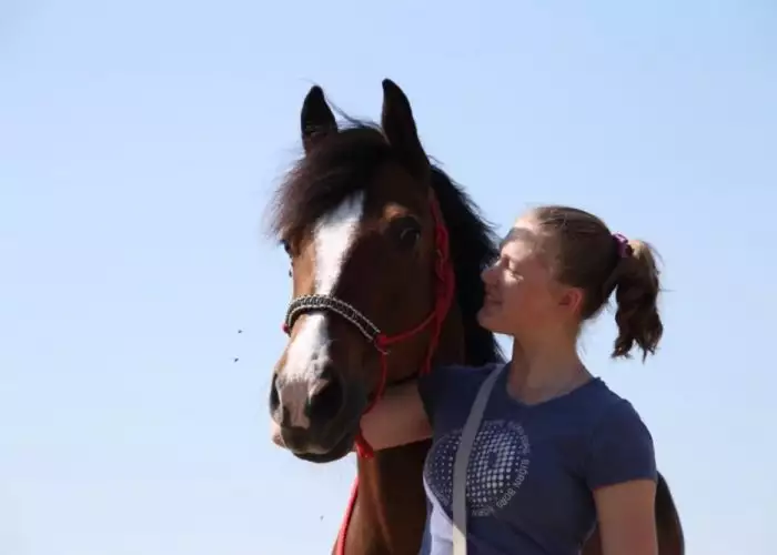Vrouw met paard, Florian Horsefood, natuurlijke paardenvoeding