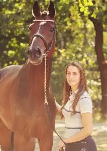 Paard met ruiter in bos, Florian Horsefood, natuurlijke voeding.