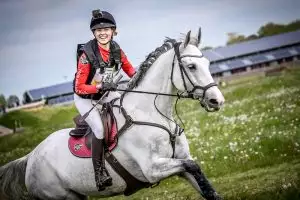 Ruiter op paard in open veld, Florian Horsefood, natuurlijke paardenvoeding.