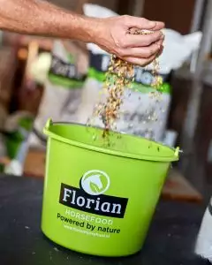 Florian Horsefood ruwvoer mix in groene emmer, gezond paardenvoer.