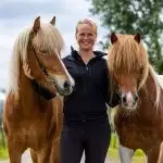 Florian Horsefood Natuurlijke Voeding Vrouw met twee paarden, Florian Horsefood, natuurlijke paardenvoeding.