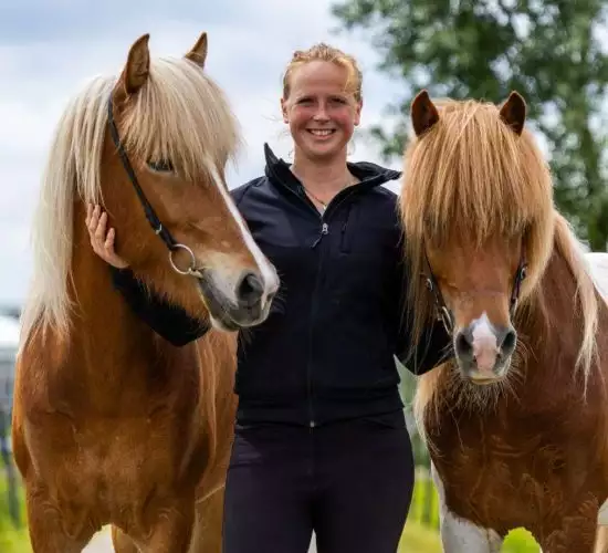 Florian Horsefood Natuurlijke Voeding Vrouw met twee paarden, Florian Horsefood, natuurlijke paardenvoeding.