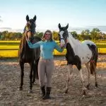 Gezonde Paardenvoeding met Florian Horsefood Vrouw met twee paarden, gezond ruwvoer Florian Horsefood.