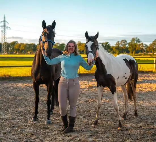 Gezonde Paardenvoeding met Florian Horsefood Vrouw met twee paarden, gezond ruwvoer Florian Horsefood.