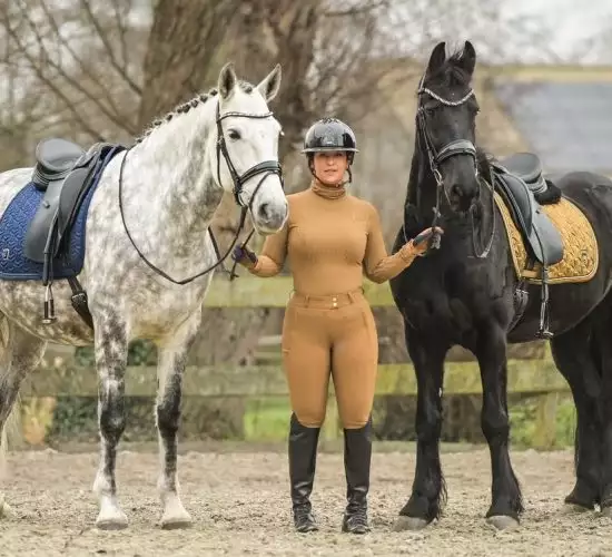 Florian Horsefood: Gezonde Paardenvoeding Twee paarden met ruiter, Florian Horsefood Powered by Nature.
