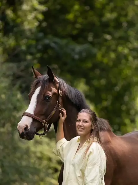 Vrouw met paard in groene omgeving, Florian Horsefood Powered by Nature.