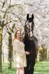 Vrouw met paard onder bloeiende bomen, Florian Horsefood.