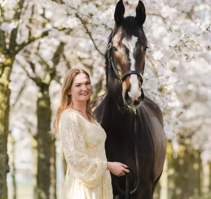 Vrouw met paard onder bloeiende bomen, Florian Horsefood.