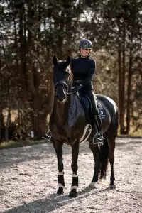 Ruiter op paard met Florian Horsefood, gezond en natuurlijk paardenvoer.