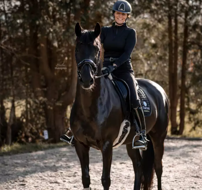 Ruiter op paard met Florian Horsefood, gezond en natuurlijk paardenvoer.